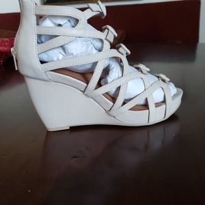 Size 8 beige platform gorgeous shoe